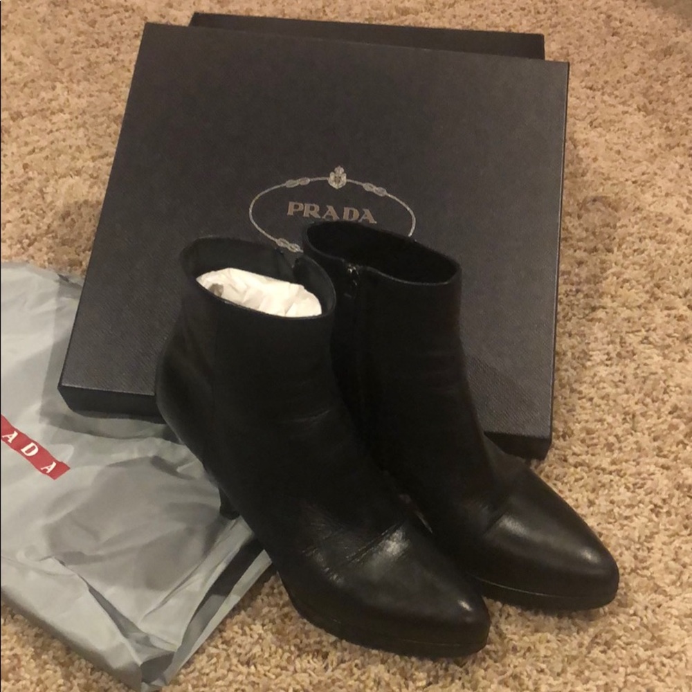 AUTHENTIC  Prada boots🌟🌟🌟Vitello 37 Nero